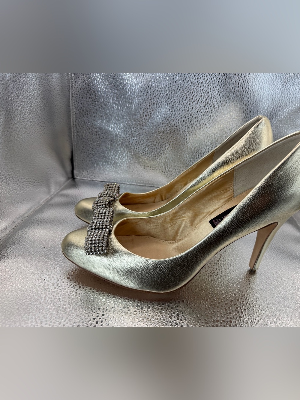 Steven by Steve Madden champagne gold stiletto pumps with rhinestone bow size 9 - Picture 2 of 9